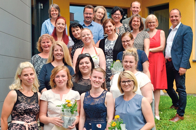 Die 13 neuen Tagesmütter mit Vertretern der Regionalstelle Gleisdorf.