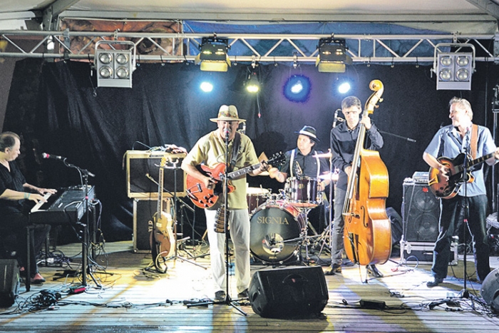 Die Mojo-Bluesband feiert ihr 40-jähriges Bühnenjubiläum - live. 