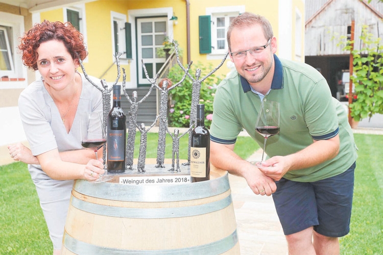 Walter und Petra Frauwallner – Das Familienweingut in Karbach 7 (Gemeinde Straden)  wurde bei der diesjährigen Landesweinbewertung zum dritten Mal „Weingut des Jahres“.