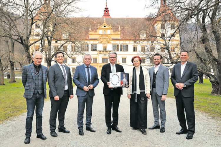 Die Verantwortlichen der „Steiermark Schau 2025“ vor Schloss Eggenberg in Graz, dem neuen Hauptstandort der Schau.