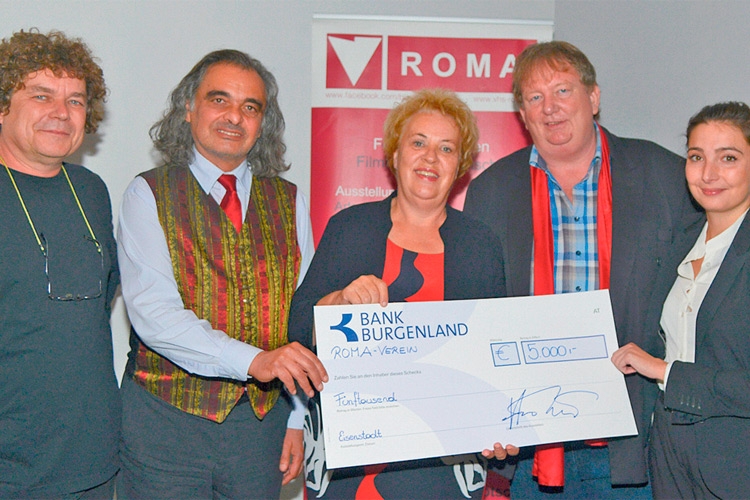 LT-Präsidentin Verena Dunst (m.) übergab einen Scheck des Landeshauptmannes an den Vorstand des Roma-Vereines. 