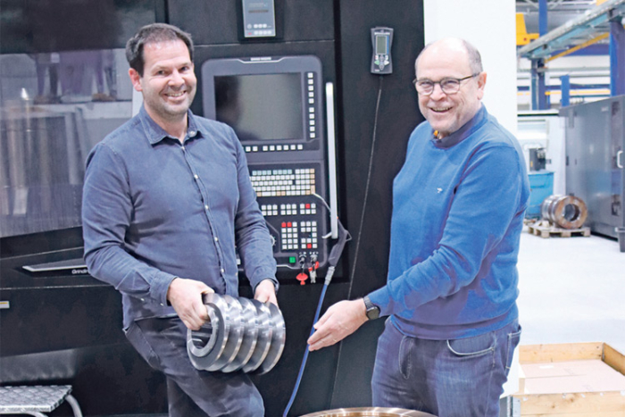 „SCHITTL“-Geschäftsführer Ing. Roman Gradwohl und Energie-Ingenieur Dr. Ludwig Ems präsentieren hochgradige Metall-Werkstücke für die Maschinen-Fabrikation.