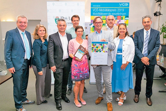 LR Anton Lang (l.) überreichte VertreterInnen der Stadtgemeinde Weiz den VCÖ-Mobilitätspreis 2019 für deren Projekt „City Walk”. 