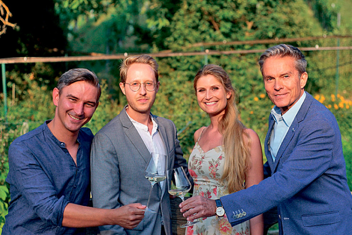 Erich Polz, Wolfgang Resch, Svenja Isabella Kallweit und Generalintendant Alfons Haider bei einem Gläschen Wein.