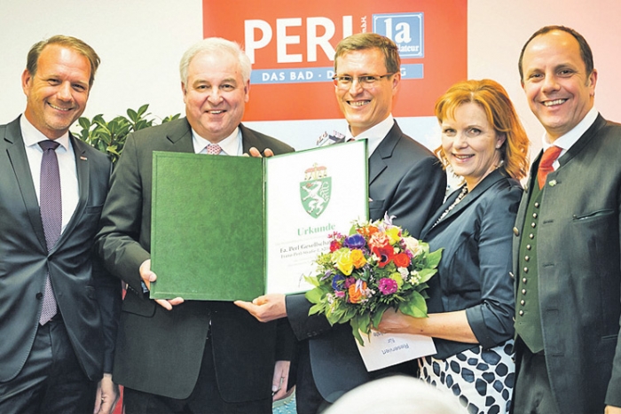 LH Schützenhöfer überreichte mit WK-Vizepräs. Andreas Herz (l.) und Bgm. Christoph Stark (r.) das Landeswappen an die Firma Perl.