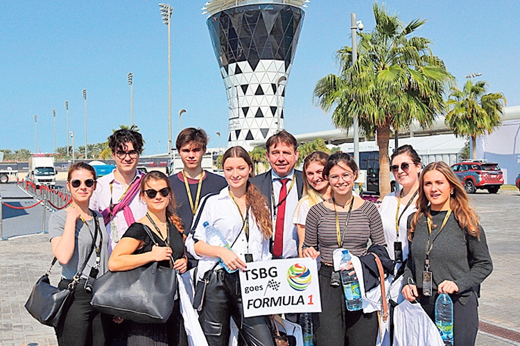 9 Studierende beim Formel 1 Abschluss-Rennwochenende in Abu Dhabi. 