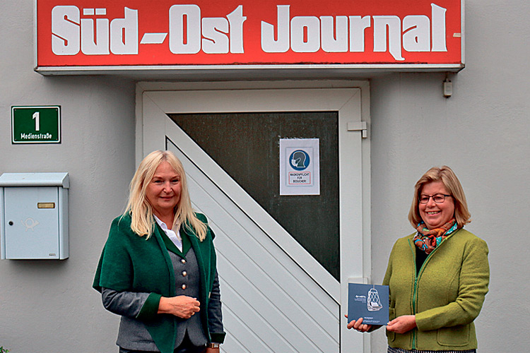 Süd-Ost Journal-GF Ulrike Krois mit Margarete Schenk (v.l.).