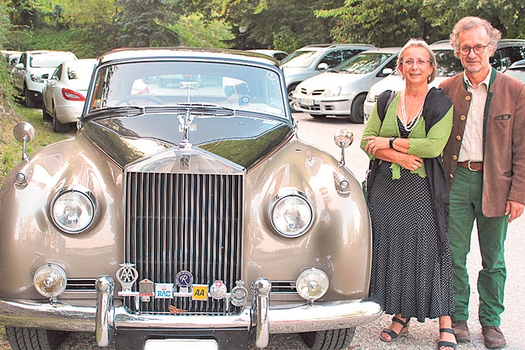 Begeistert sind Margot&amp;Georg Winkler-Hermaden von diesem Rolls-Royce.