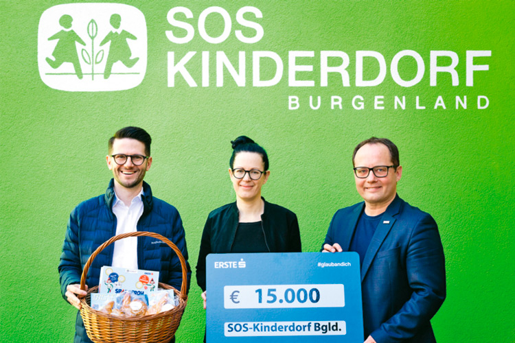 Erste Bank CEO Gerda Holzinger-Burgstaller, SOS-Kinderdorfleiter Marek Zeliska und Spendenverantwortlicher der Erste Bank Sebastian Rehse.