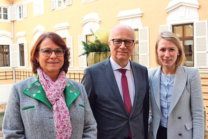 Über die „Herz-Entscheidung“ von Landesrat Hans Seitinger sind Schuldirektorin Barbara Ernst-Schnitzer und LAbg. Julia Majcan sowie die Schülerinnen sehr froh.