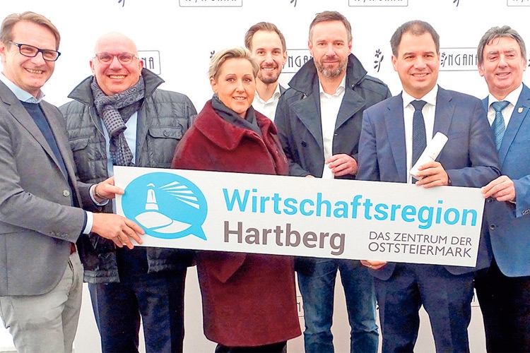 Die Verantwortlichen der Firma Ringana mit Landeshauptmann-Stv. Mag. Michael Schickhofer, Bürgermeister Günter Müller und weiteren Ehrengästen. 