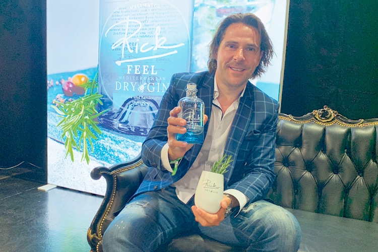 Seit 2017 ist Patrick Marchl mit „Rick Gin“ am Markt. Heuer gelang ihm mit drei Preisen, davon einmal Gold bei den World Spirit Awards bereits ein ganz großer Erfolg. In den Startlöchern steht bereits der „Rick Free“ - der erste alkoholfreie Gin wird bald erhältlich sein.