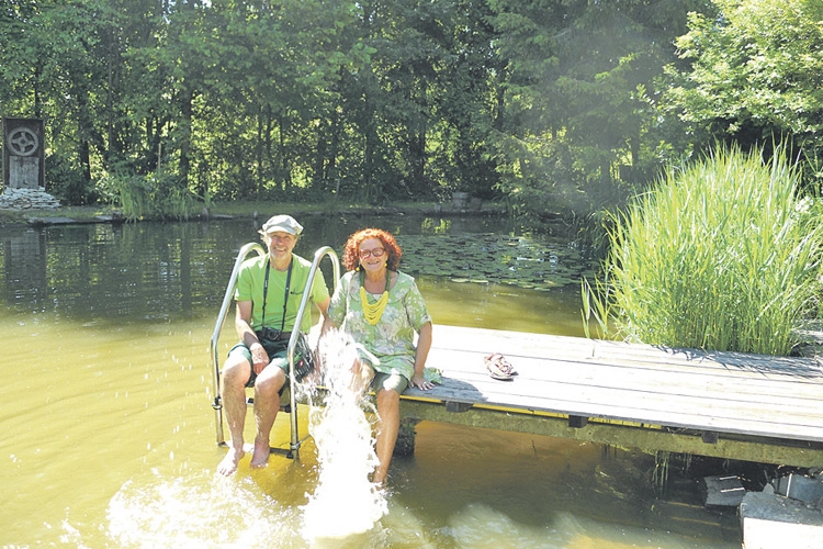 Werner &amp; Christa Sonnleitner lieben ihren idyllischen Schwimmteich.
