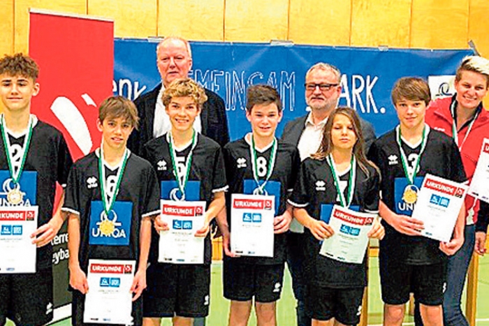 Die Volleyball-Mannschaft vom Gymnasium Hartberg freut sich über den Landesmeister-Titel. 