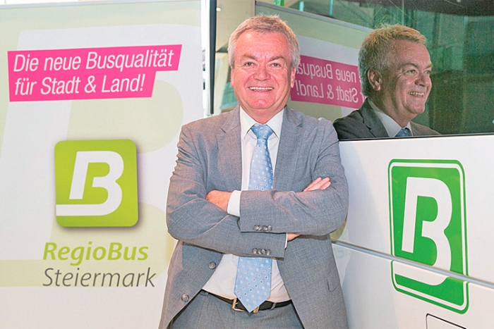 Verkehrslandesrat Anton Lang freut sich über das neue Fahrplanangebot des RegioBuses für Weiz. 